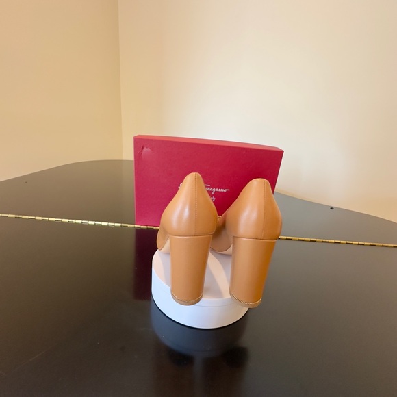 Salvatore Ferragamo NWT Luxury Chic Minimalist RARE Authentic Fiamma Tan Pumps - Picture 7 of 17